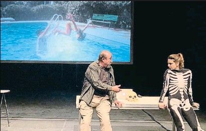 UN PAÍS SIN DESCUBRIR DE CUYOS CONFINES NO REGRESA NINGÚN VIAJERO en el Teatro de la Abadía